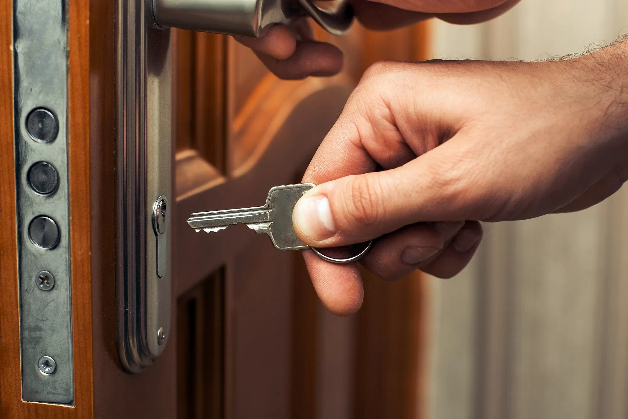 Choosing the Right Locksmith for Your Home Security